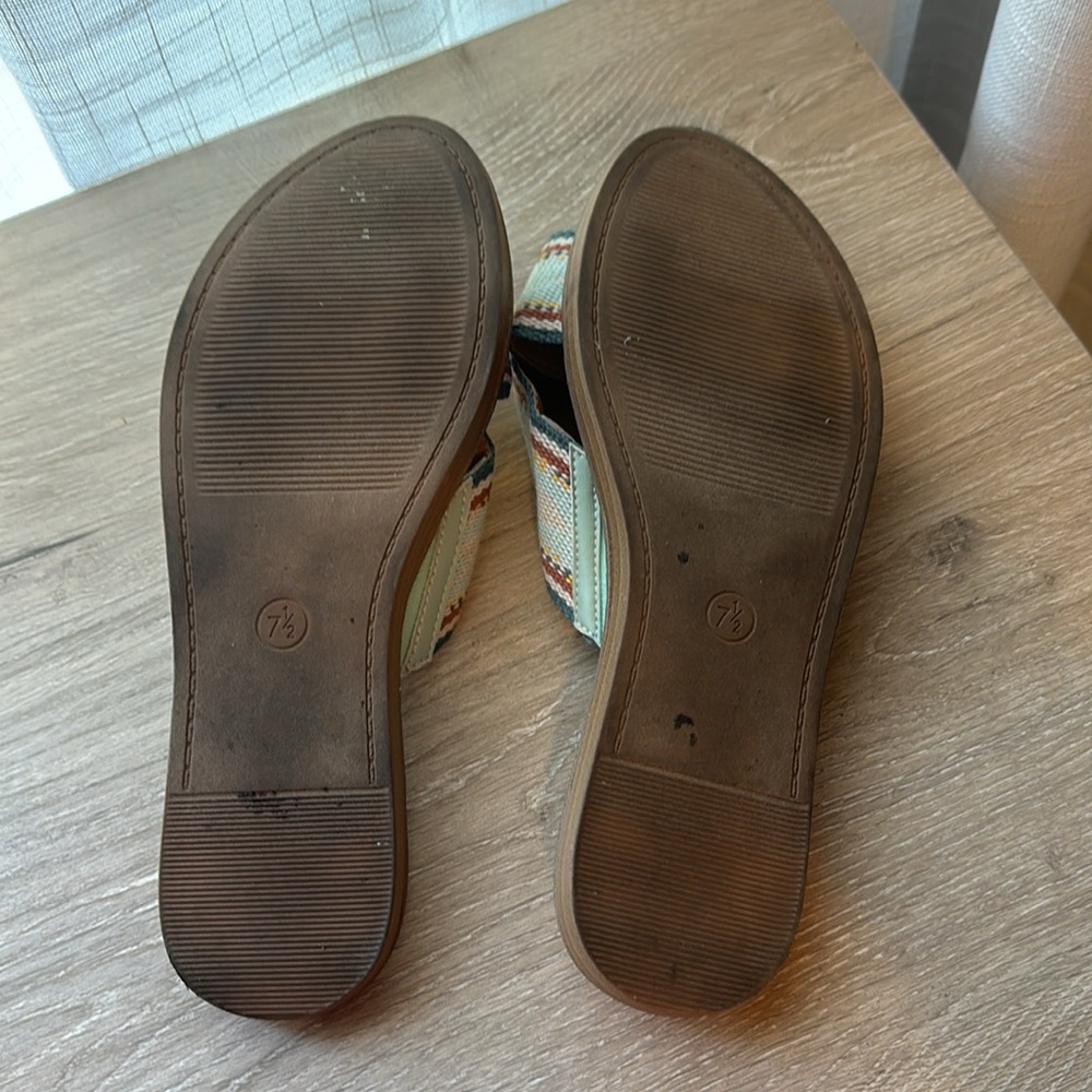 Universal Threads Sandals - Picture 4 of 4